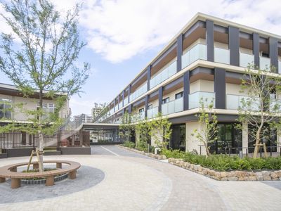 モダンな建物のエントランス