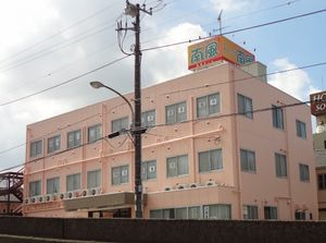 桃色の外観の建物