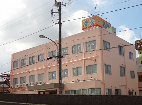 桃色の外観の建物