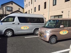 施設前の送迎車  