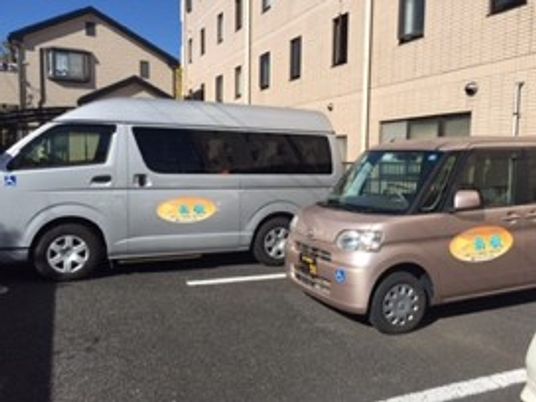 施設前の送迎車  