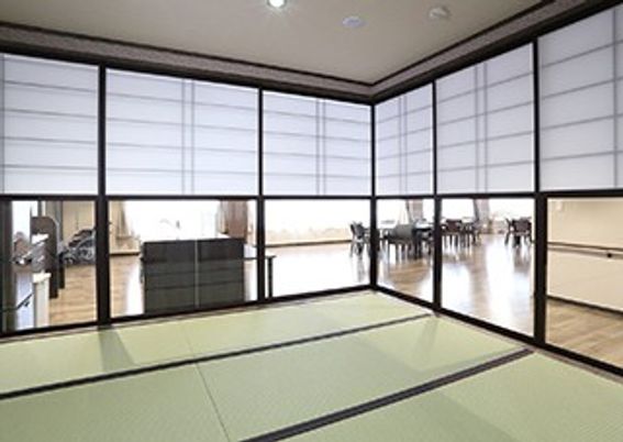 和室と明るいダイニングルーム