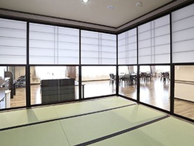 和室と明るいダイニングルーム 和室 自然光が心地よく差し込む和室です。奥に続くダイニングルームでは、食事を楽しむ時間が過ごせます。