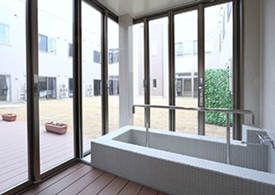 中庭が見える浴室