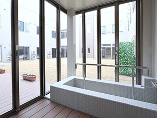 中庭が見える浴室 浴室 広い窓から自然光が差し込み、リラックスできる浴槽です。中庭の景色も楽しめます。