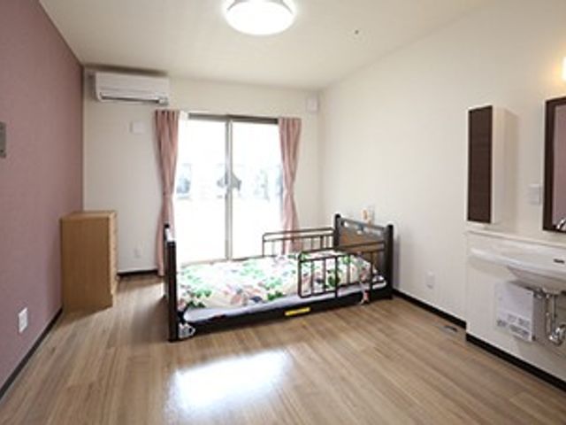 ベッドのある部屋 居室 明るい自然光が差し込む居室です。エアコンも完備されており、快適に過ごせます。