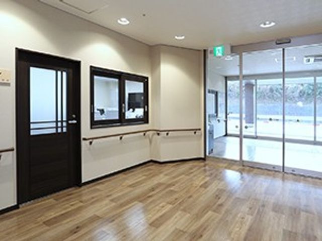 光が差し込む廊下 廊下 広々とした廊下は、自然光がたっぷりと差し込み、明るく快適な空間になっています。
