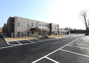 駐車場と建物外観