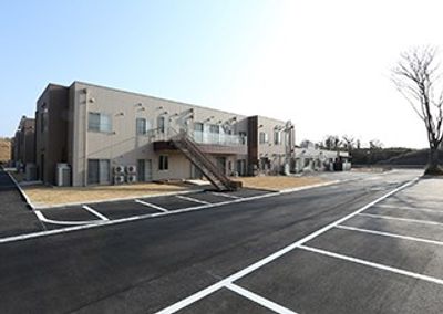 駐車場と建物外観