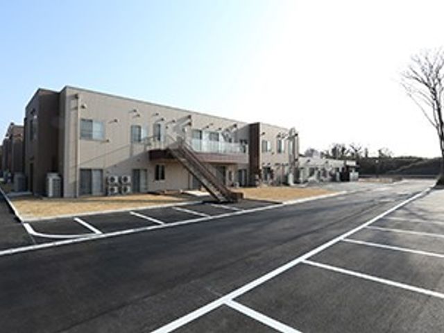 駐車場と建物外観 外観 広々とした駐車場が完備され、アクセスが便利です。明るく開放的な雰囲気の外観です。