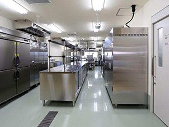広々としたキッチン キッチン 広々とし清潔な厨房設備で、安全で効率的な作業が可能です。食事の準備が快適に行えます。