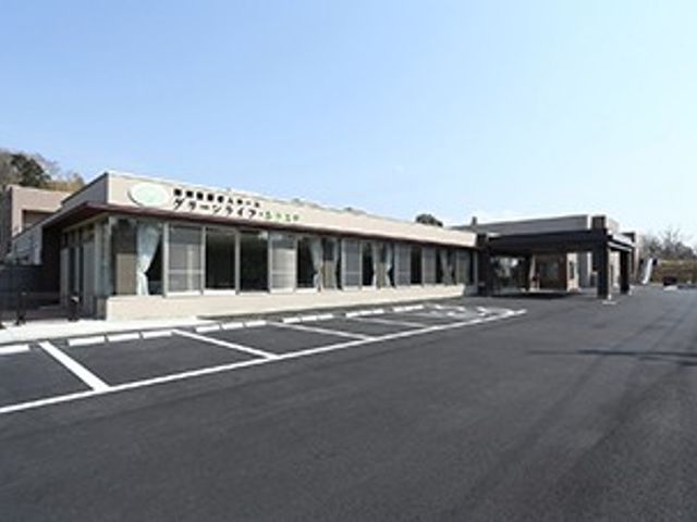 広々とした駐車場 外観 広々とした駐車場を備えた建物で、アクセスが便利です。自然光が差し込む大きな窓も魅力です。