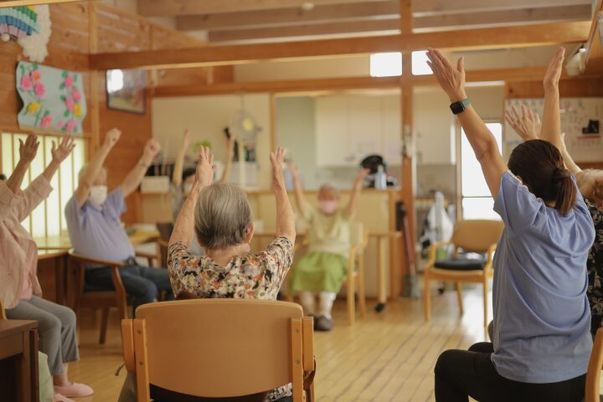 椅子に座る人々がいる室内