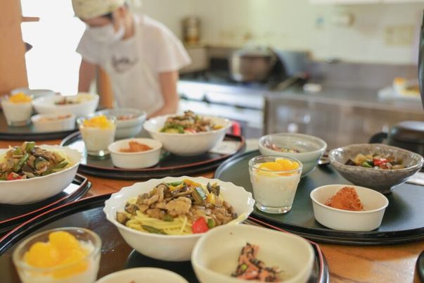 多様な食事が並ぶキッチン
