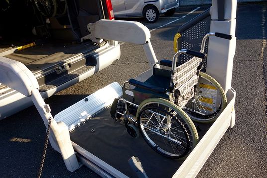 バリアフリー車両のリフト
