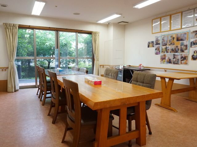 多目的に使える広々とした空間 リビング 開放感あふれる明るい共有スペースです。あたたかみのある木製のテーブルが配置され、ゆったりと過ごせる環境が整っています。
