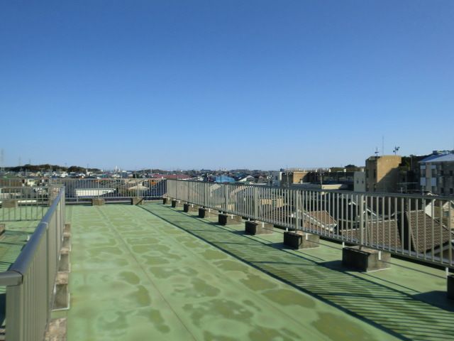 広々としたテラスの眺望 開放的なテラスからは、清々しい空気と共に、美しい街並みを一望でき、心身のリフレッシュに最適です。