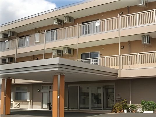 明るい外観の建物