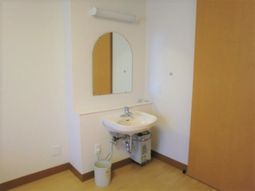 清潔な洗面台と鏡