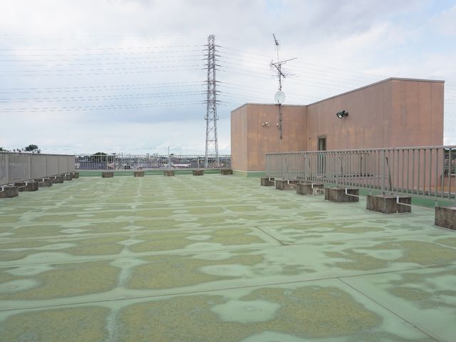 広々とした屋上空間 屋上 屋上はゆったりとした開放感ある憩いの場所です。新しい風を感じながら、快適な時間を過ごせる環境が整っています。