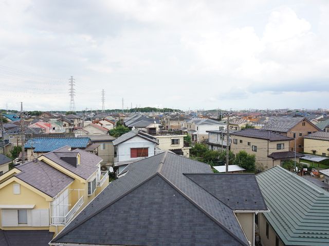 住宅街を望む眺望 周辺環境 この中庭からは、のどかな住宅街が一望でき、安らぎと開放感に包まれる環境です。新しい職場として心地良い場所をご検討ください。