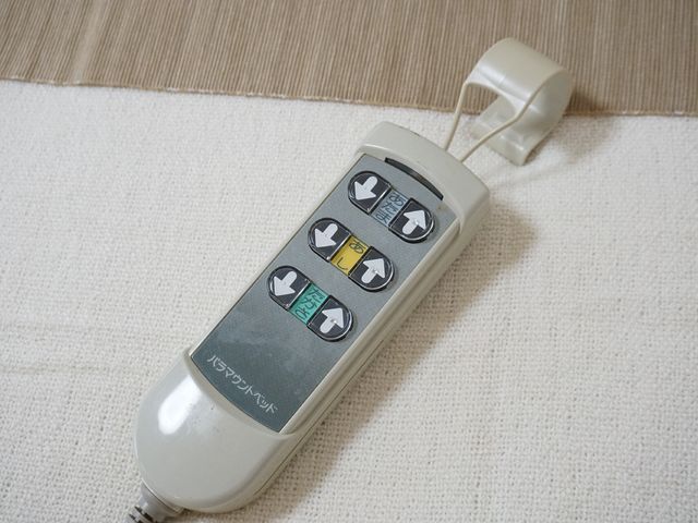ベッド用リモコン ベッド ベッドの操作がしやすいリモコンがあり、快適な環境づくりに貢献しています。利用者のニーズに合わせた配慮が行き届いています。