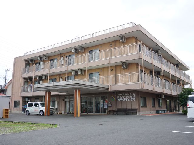 茶色い建物の外観 外観 広々とした駐車場のある落ち着いた建物です。快適な環境で働ける職場をお探しの方にお勧めいたします。