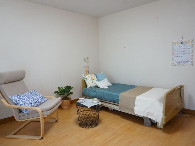 快適な居室空間 居室 明るく清潔感のある居室です。必要な家具が整い、快適な個人の時間を過ごせる環境が整っています。