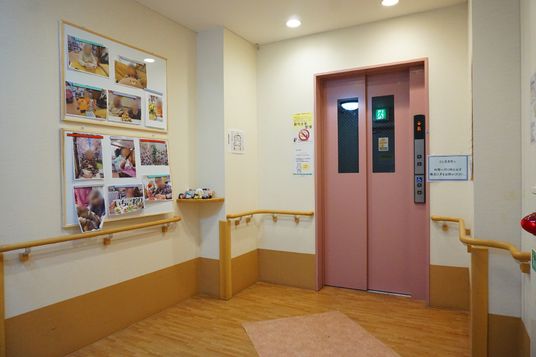 廊下とピンクのエレベーター