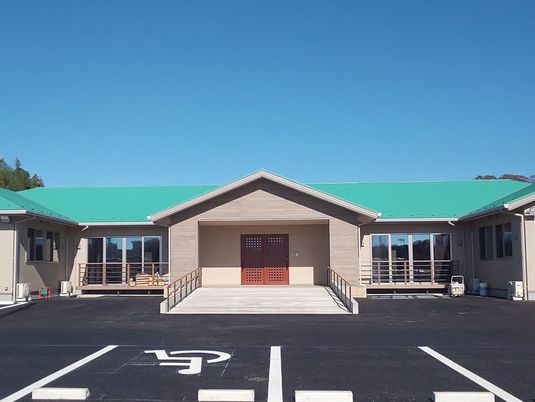 明るい一階建て施設正面