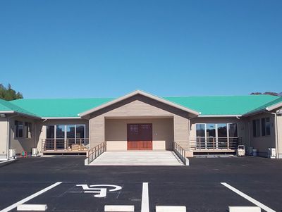 明るい一階建て施設正面