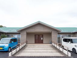 スロープのある建物の入口