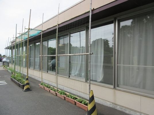 窓のある建物外観  
