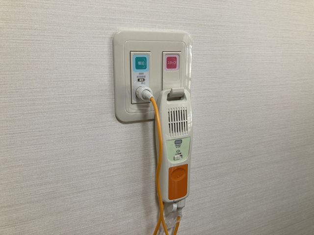 緊急用ナースコール スタッフイメージ 万が一の際に安心して働ける環境が整っています。迅速な対応が可能な機器があります。