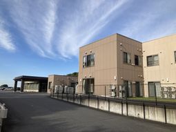 広々とした外観