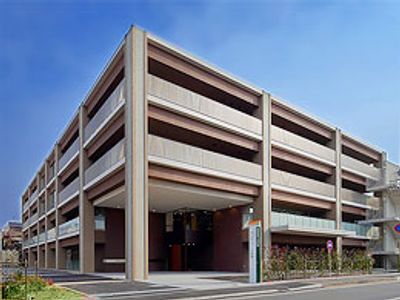 明るい外観の建物
