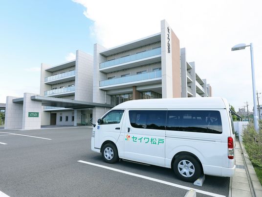 送迎車と建物の外観  