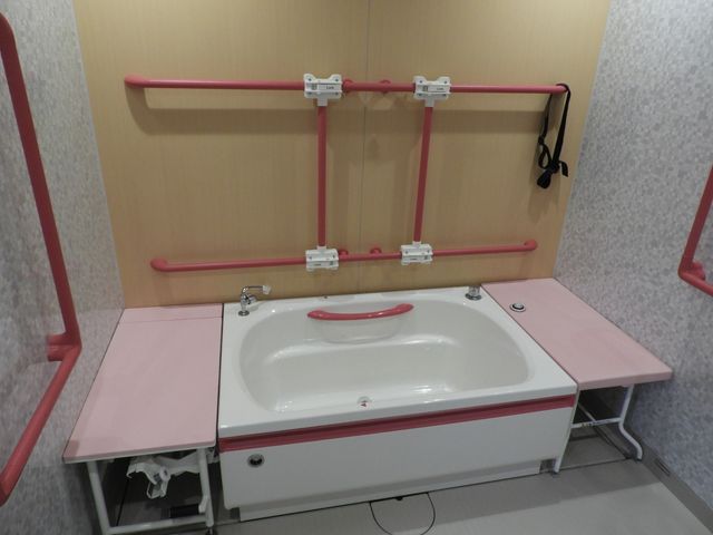 安全な入浴支援の浴室 浴室 手すりがしっかり設置されたバスタブで、利用者の安全を確保しながら快適な入浴が可能です。