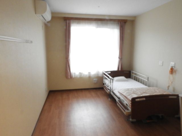 居心地の良い居室 居室 広々とした居室は、窓から自然光が差し込み、快適に過ごせます。エアコンも完備です。