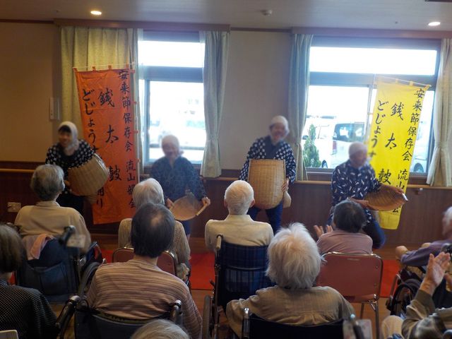 イベント中の多目的室 多目的室 楽しげなイベントが開催され、入居者の方々が和やかに参加しています。多目的室での活動風景です。