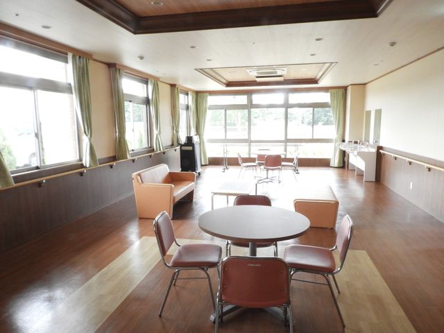 広々としたラウンジ ラウンジ   自然光がたっぷり入るラウンジスペースです。リラックスしながら過ごせる快適な環境を提供します。