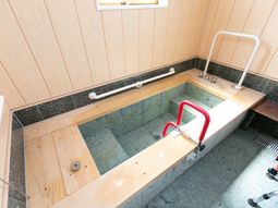 バリアフリーの浴槽設備