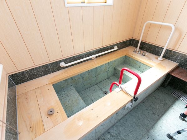 バリアフリーの浴槽設備