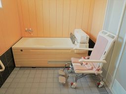 バリアフリー設計の浴室