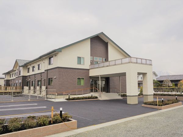 明るい外観の建物
