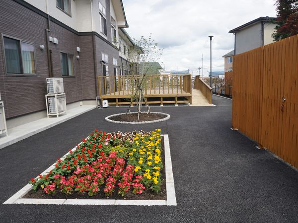 花壇が美しい建物外観