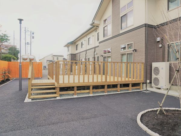 新設された木製デッキ