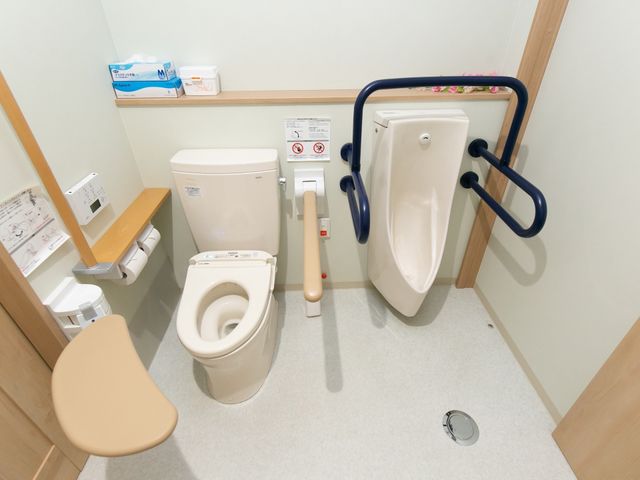 サポート充実のトイレ トイレ 安全に配慮したトイレで、入居者の快適な生活をサポートするやりがいを実感できます。