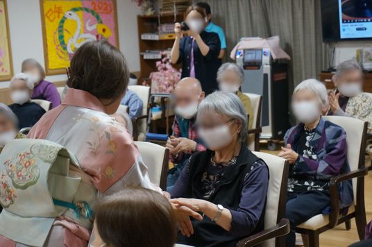 職員と入居者の交流