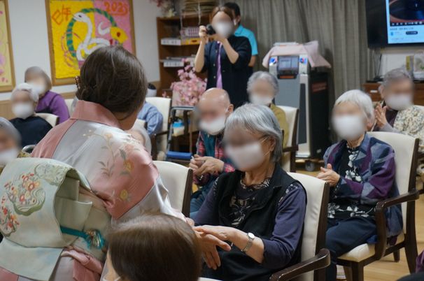 職員と入居者の交流